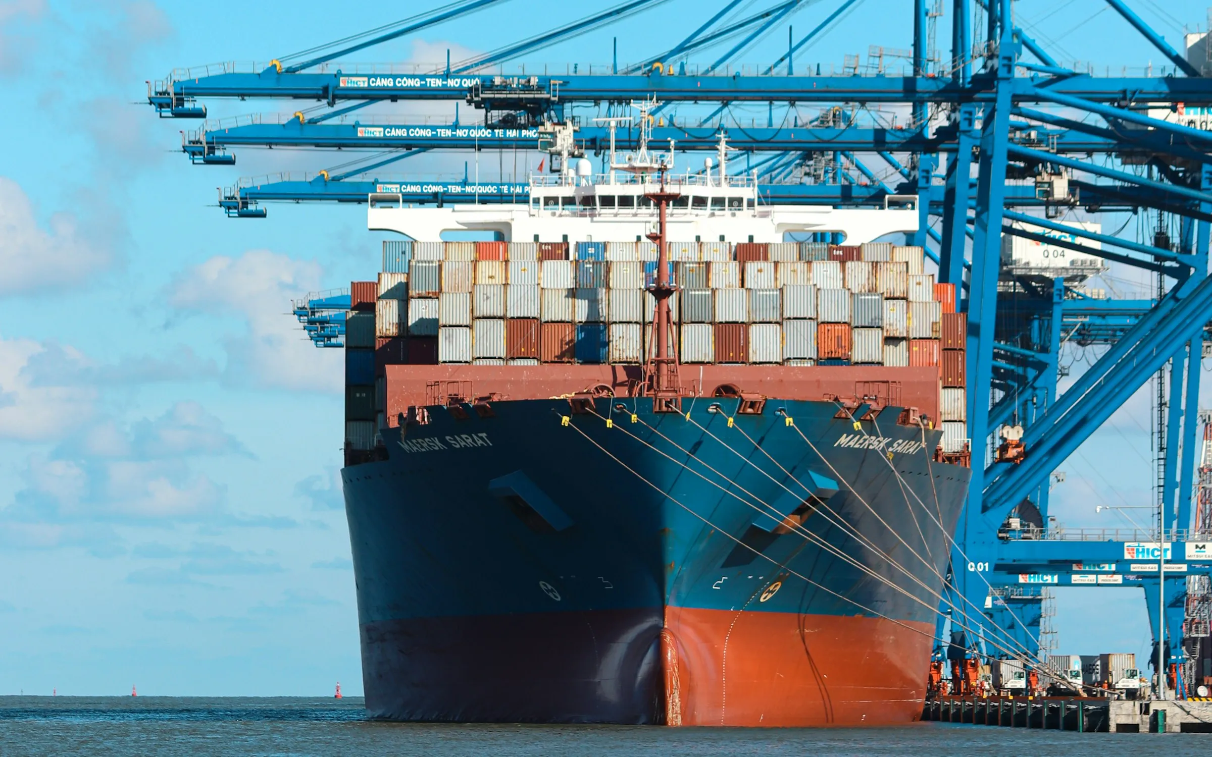 Container ship at port representing OceanHarvest Exports sea-freight food export from India